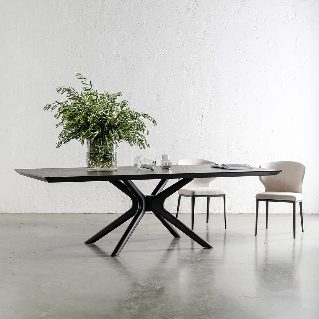 Amor Dining Table