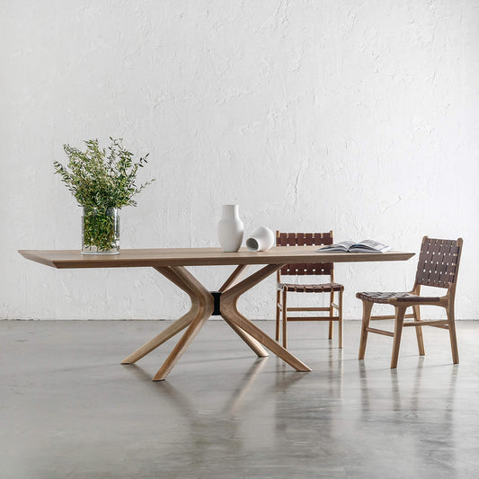Amor Dining Table